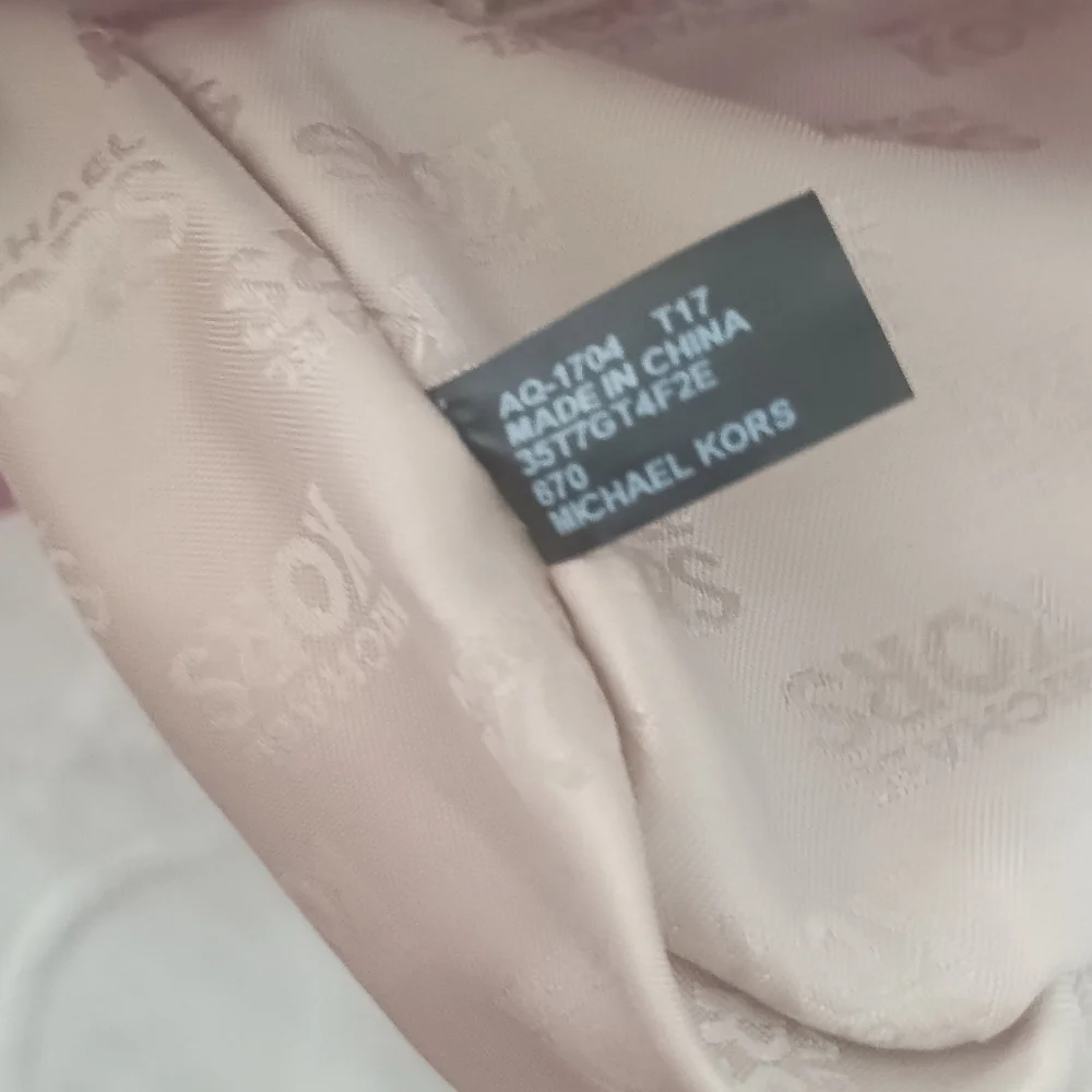 Authentic Michael Kors Tina Medium Shoulder Bag in Fuchsia - Picture 8 of 16